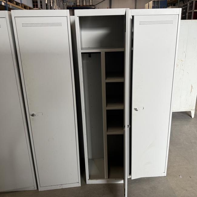  - partij 1-deurs lichtgrijze mealen lockerkasten hang-leg met schappen (20)