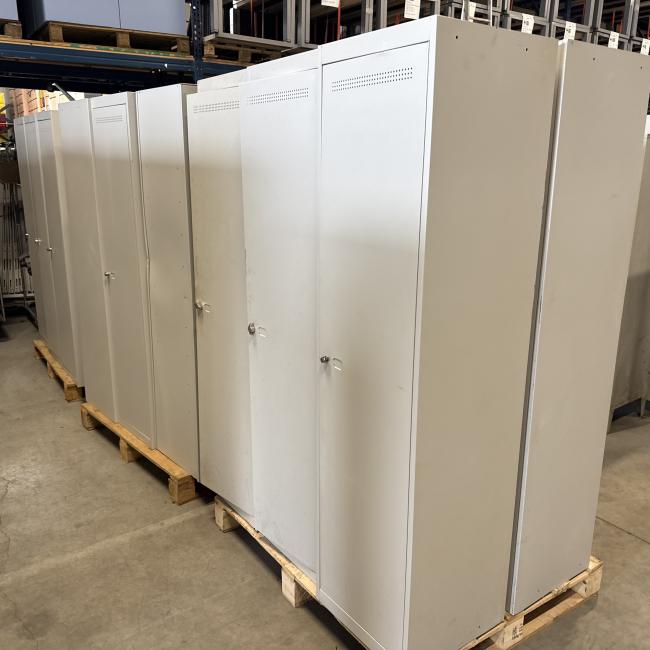  - partij 1-deurs lichtgrijze mealen lockerkasten hang-leg met schappen (25)