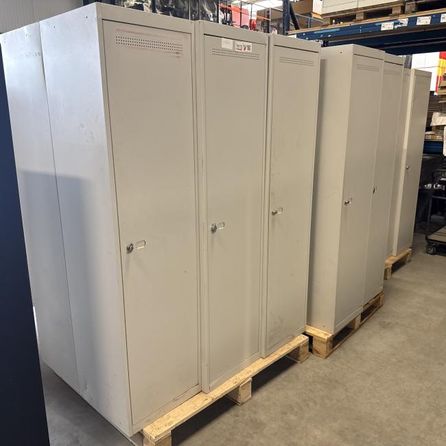  - partij 1-deurs lichtgrijze mealen lockerkasten hang-leg met schappen (26)