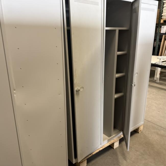  - partij 1-deurs lichtgrijze mealen lockerkasten hang-leg met schappen (28)