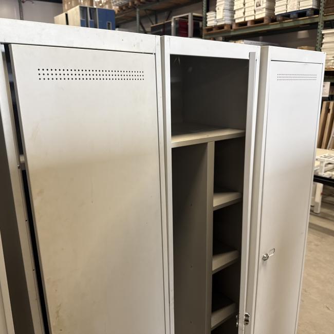  - partij 1-deurs lichtgrijze mealen lockerkasten hang-leg met schappen (29)