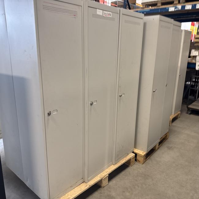  - partij 1-deurs lichtgrijze mealen lockerkasten hang-leg met schappen (30)