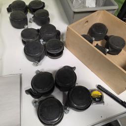  - 4 SETS ZWENKWIELEN GEREMD EN ONGEREMD  DOORSNEDE WIEL 75 MM 90 MM HOOG  M10 SCHROEFPEN  (1)