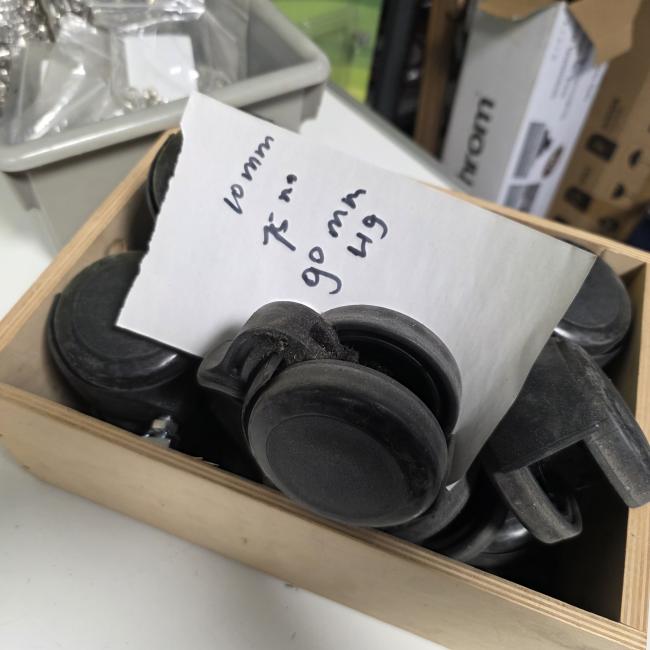  - 4 SETS ZWENKWIELEN GEREMD EN ONGEREMD  DOORSNEDE WIEL 75 MM 90 MM HOOG  M10 SCHROEFPEN  (2)