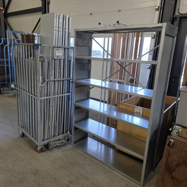  - 48X SCHAPPEN 120X37 CM 10X STAANDER 183X37 CM   (6)