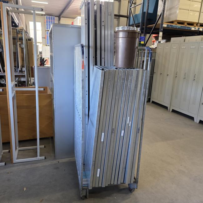  - 48X SCHAPPEN 120X37 CM 10X STAANDER 183X37 CM   (7)