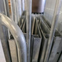  - 48X SCHAPPEN 120X37 CM 10X STAANDER 183X37 CM   (1)