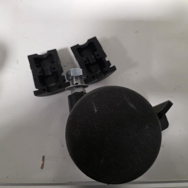  - PARTIJ ZWENKWIELEN GEREMD  EN ONGEREMD MET M12 SCHROEFPEN 46X REM 44X ZONDER REM  (8)