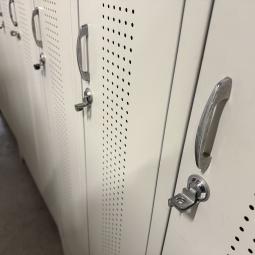  - partij 3-deurs met verschillende draaiknop of omlegslot en met of zonder handgrepen (14)