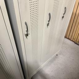  - partij 3-deurs met verschillende draaiknop of omlegslot en met of zonder handgrepen (18)
