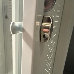  - partij 3-deurs met verschillende draaiknop of omlegslot en met of zonder handgrepen (127)