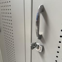  - partij 3-deurs met verschillende draaiknop of omlegslot en met of zonder handgrepen (130)