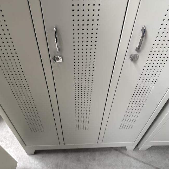  - partij 3-deurs met verschillende draaiknop of omlegslot en met of zonder handgrepen (131)