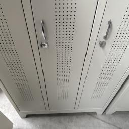  - partij 3-deurs met verschillende draaiknop of omlegslot en met of zonder handgrepen (131)