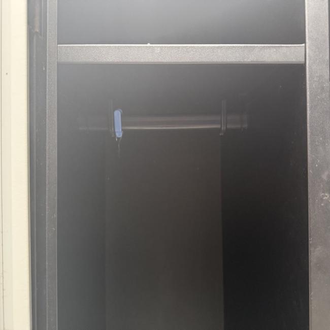  - 1x 180 cm hoog locker hang leg met schade intensief gebruikt !!! (15)