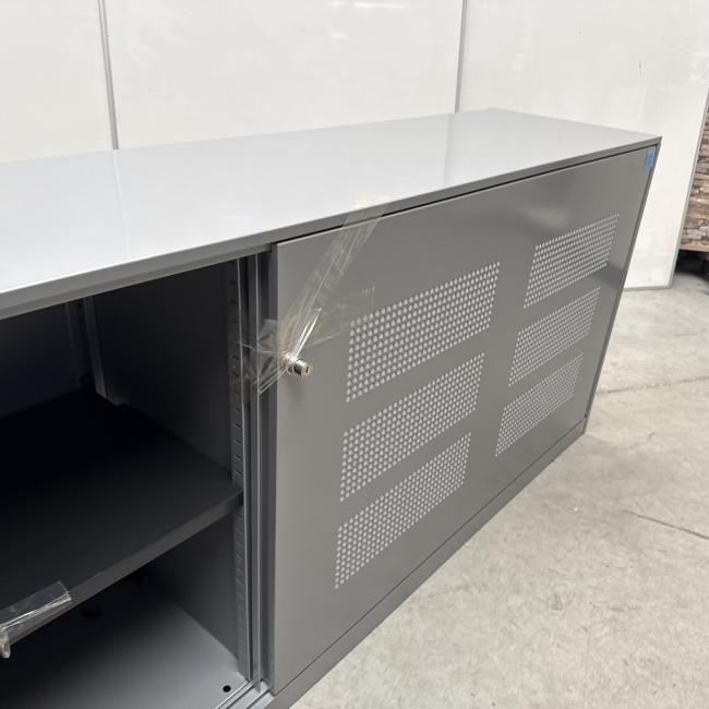  - 1x ahrend grote stalen akoestische kast met lichtlopende metalen schuifdeuren (2)