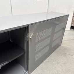  - 1x ahrend grote stalen akoestische kast met lichtlopende metalen schuifdeuren (2)