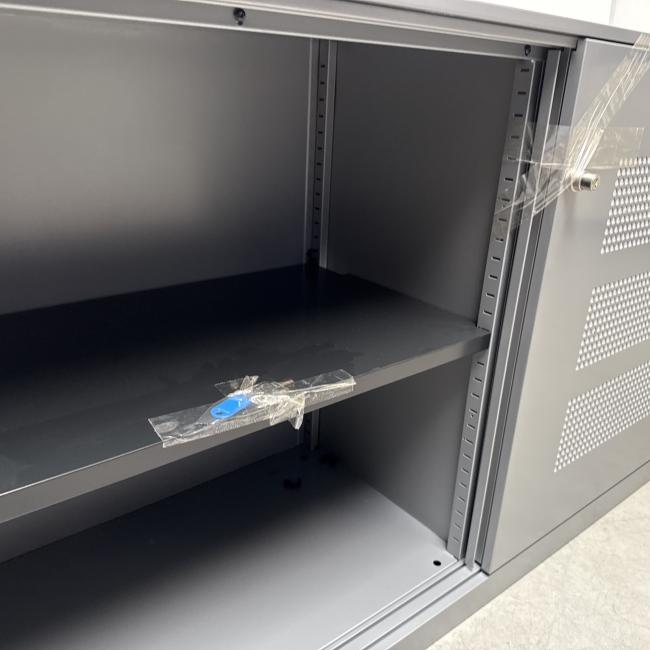  - 1x ahrend grote stalen akoestische kast met lichtlopende metalen schuifdeuren (3)