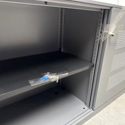  - 1x ahrend grote stalen akoestische kast met lichtlopende metalen schuifdeuren (3)