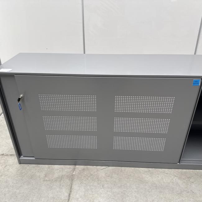  - 1x ahrend grote stalen akoestische kast met lichtlopende metalen schuifdeuren (7)