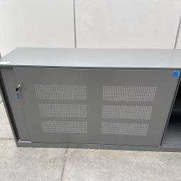  - 1x ahrend grote stalen akoestische kast met lichtlopende metalen schuifdeuren (7)
