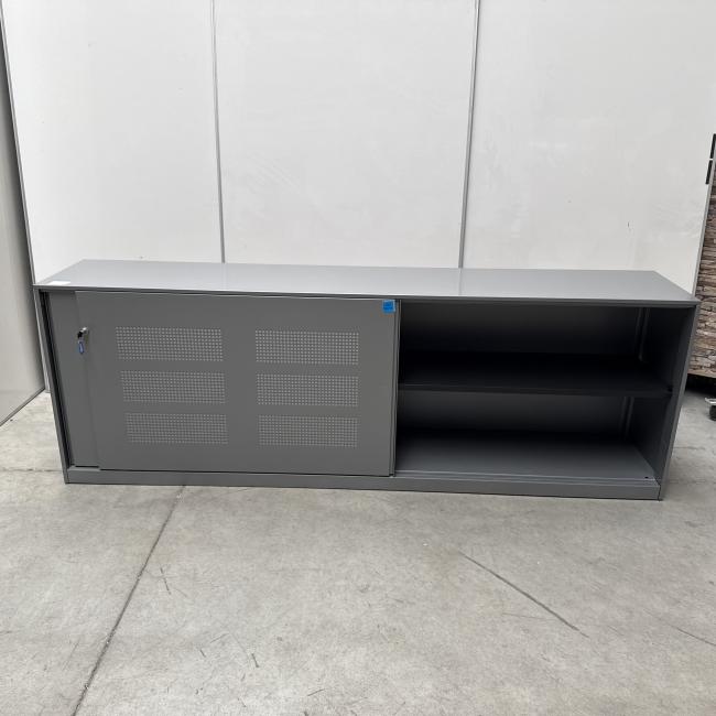  - 1x ahrend grote stalen akoestische kast met lichtlopende metalen schuifdeuren (9)