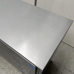  - 1x ahrend grote stalen akoestische kast met lichtlopende metalen schuifdeuren (14)