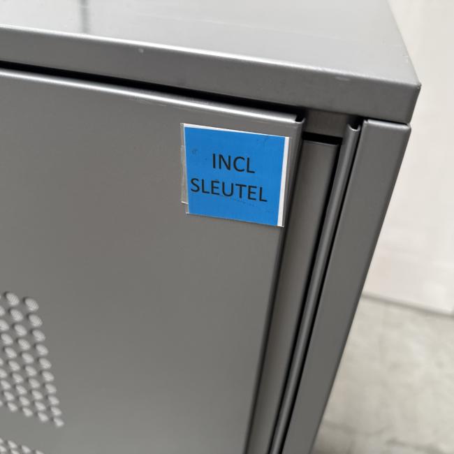  - 1x ahrend grote stalen akoestische kast met lichtlopende metalen schuifdeuren (15)