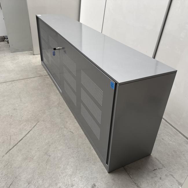  - 1x ahrend grote stalen akoestische kast met lichtlopende metalen schuifdeuren (16)
