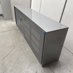  - 1x ahrend grote stalen akoestische kast met lichtlopende metalen schuifdeuren (16)