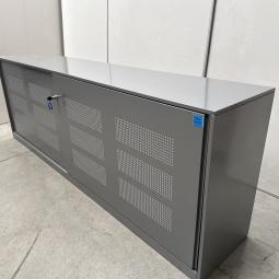  - 1x ahrend grote stalen akoestische kast met lichtlopende metalen schuifdeuren (17)