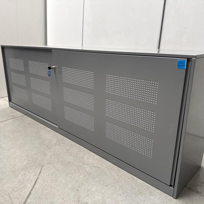  - 1x ahrend grote stalen akoestische kast met lichtlopende metalen schuifdeuren (18)
