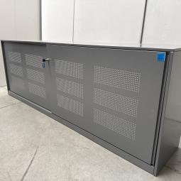  - 1x ahrend grote stalen akoestische kast met lichtlopende metalen schuifdeuren (18)