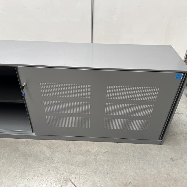  - 1x ahrend grote stalen akoestische kast met lichtlopende metalen schuifdeuren (21)