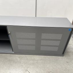  - 1x ahrend grote stalen akoestische kast met lichtlopende metalen schuifdeuren (21)