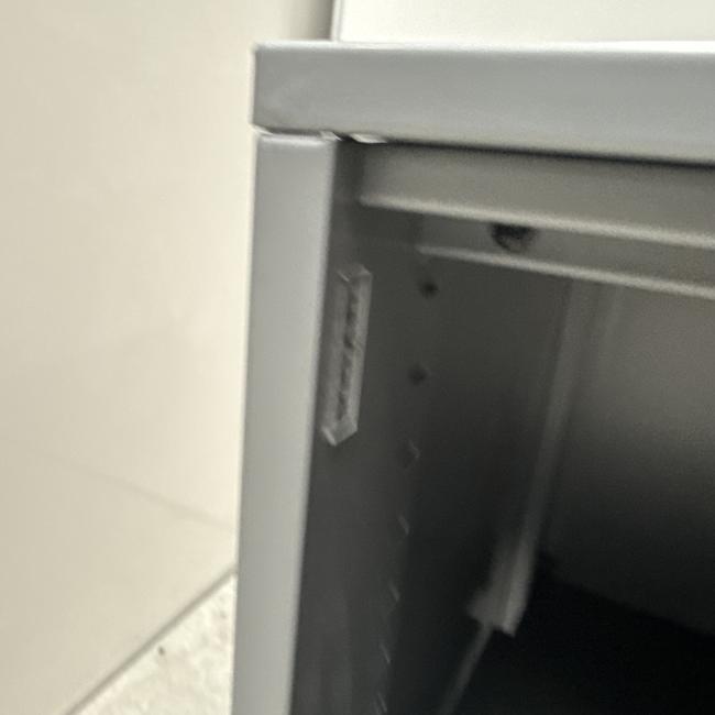  - 1x ahrend grote stalen akoestische kast met lichtlopende metalen schuifdeuren (22)
