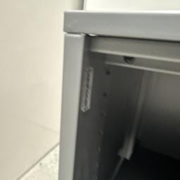  - 1x ahrend grote stalen akoestische kast met lichtlopende metalen schuifdeuren (22)