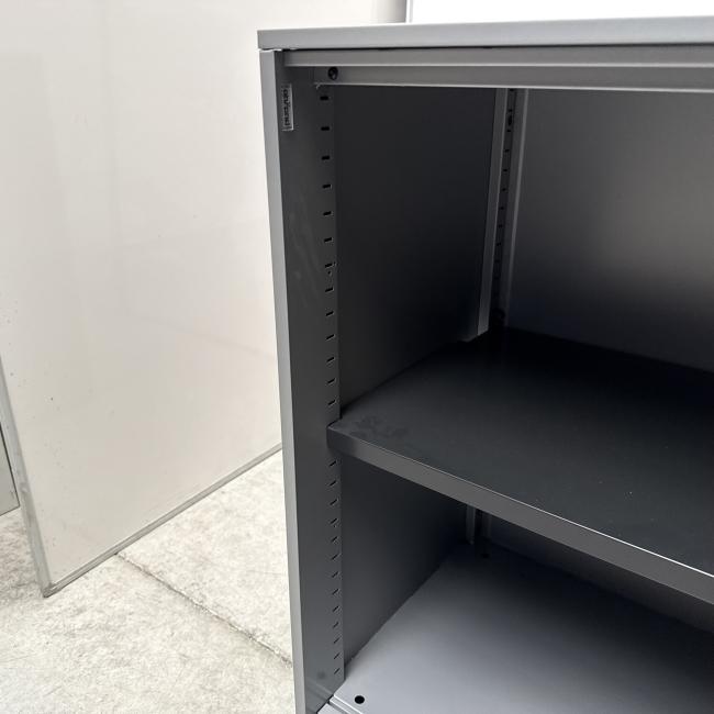  - 1x ahrend grote stalen akoestische kast met lichtlopende metalen schuifdeuren (23)