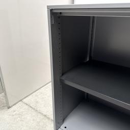  - 1x ahrend grote stalen akoestische kast met lichtlopende metalen schuifdeuren (23)
