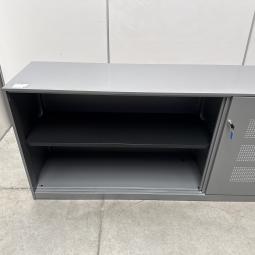  - 1x ahrend grote stalen akoestische kast met lichtlopende metalen schuifdeuren (24)