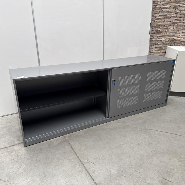  - 1x ahrend grote stalen akoestische kast met lichtlopende metalen schuifdeuren (25)