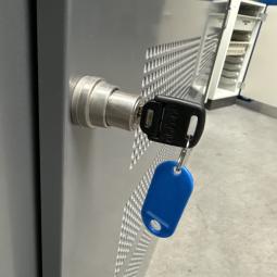  - 1x ahrend grote stalen akoestische kast met lichtlopende metalen schuifdeuren (27)