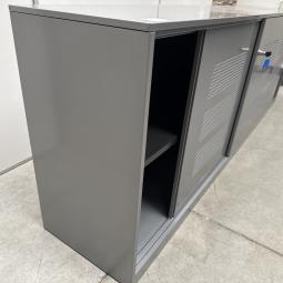  - 1x ahrend grote stalen akoestische kast met lichtlopende metalen schuifdeuren (29)