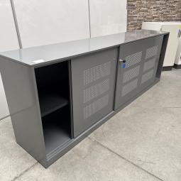  - 1x ahrend grote stalen akoestische kast met lichtlopende metalen schuifdeuren (30)