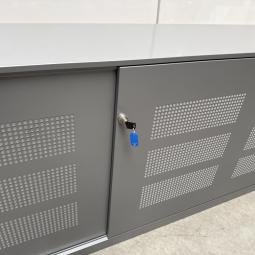  - 1x ahrend grote stalen akoestische kast met lichtlopende metalen schuifdeuren (31)