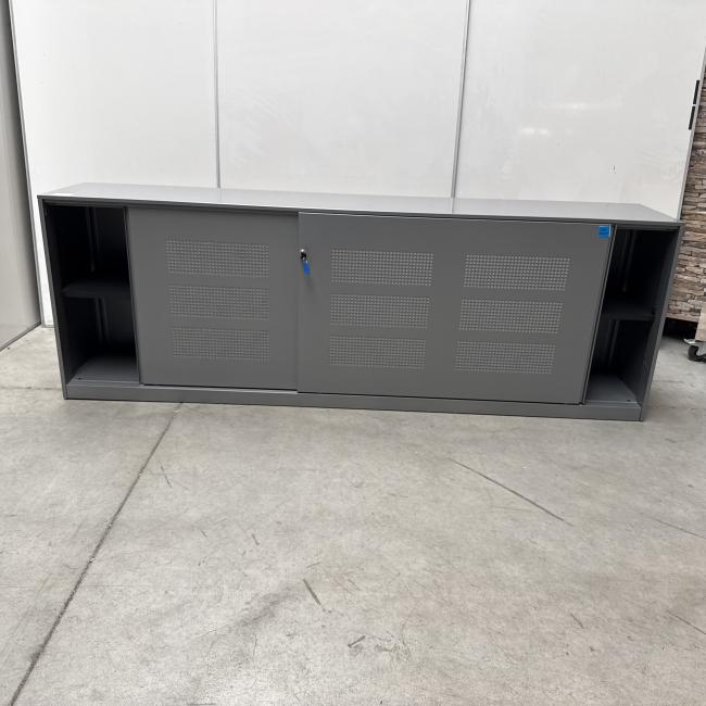  - 1x ahrend grote stalen akoestische kast met lichtlopende metalen schuifdeuren (32)