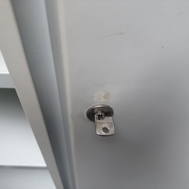  - 1x ahrend witte stalen 2-deurs werkplaatskast  (18)