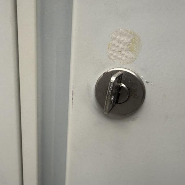  - 1x ahrend witte stalen 2-deurs werkplaatskast  (3)