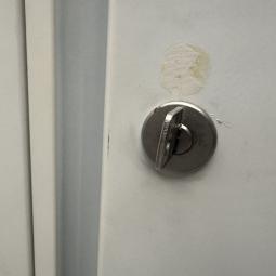  - 1x ahrend witte stalen 2-deurs werkplaatskast  (3)