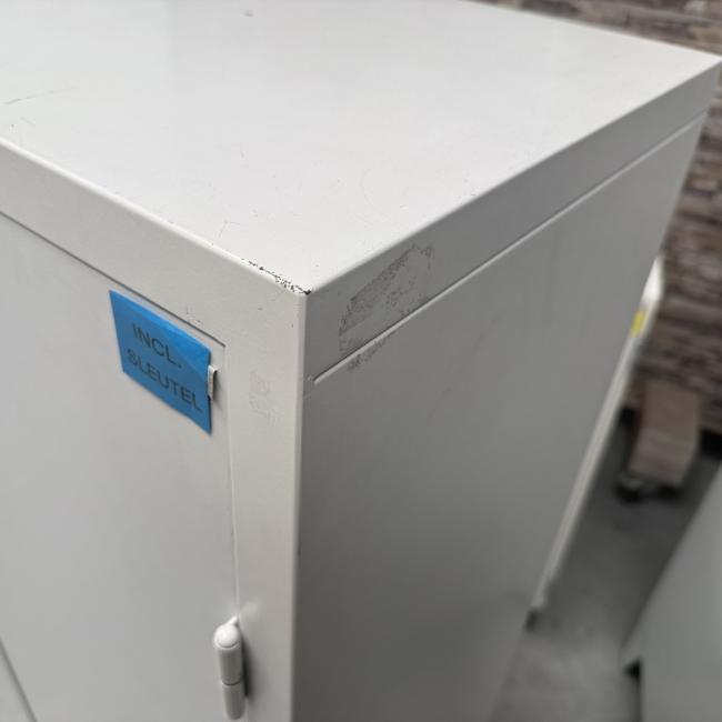  - 1x ahrend witte stalen 2-deurs werkplaatskast  (5)